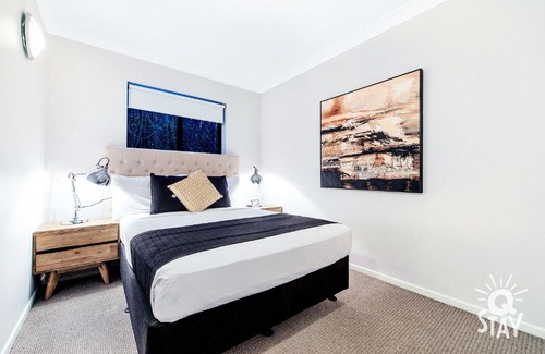 Broadbeach Waters Casa | Broadbeach Waters 7 Bedroom home with Pool - QSTAY