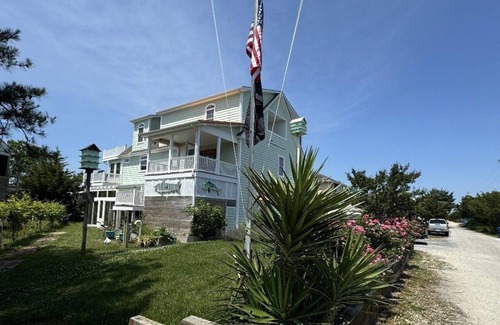 Delaware Beaches Casa | BROADKILL BEACH HOME SLEEPS 10 LINENS INCLUDED! HOT TUB, BIKES RENTS SAT TO SAT
