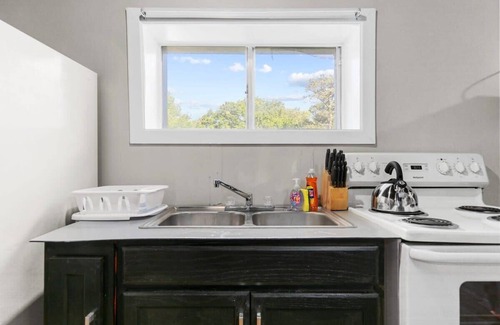 New Castle Apartamento | Broadmoor Bungalow - Unit B