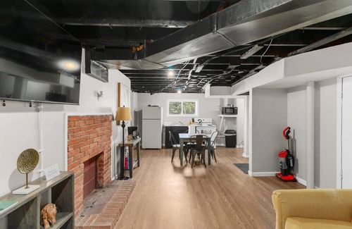 New Castle Apartamento | Broadmoor Bungalow - Unit B