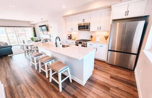 Skyway Casa | Broadmoor Mtn Retreat Pet Friendly Townhouse