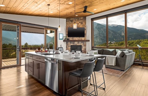 Nathrop Casa | Broadview Luxury Retreat + 8 acres near Mt Princeton Hot Springs