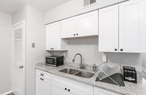 East Memphis Casa | Broadview | Modern Comfort for Work & Play