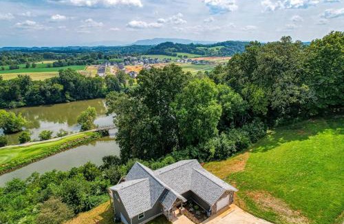 Kodak Casa | Broadview, River, Golf Course, Games, free Attraction Tickets, WIFI!