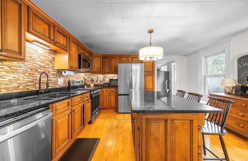 Bangor Casa | Broadway Historic District Home