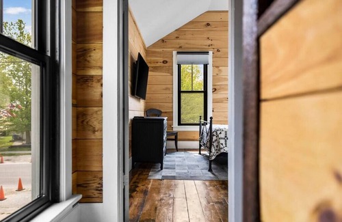 Suttons Bay Casa | Broadway House Summar