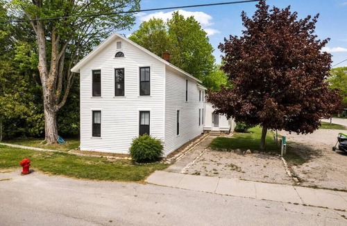Suttons Bay Casa | Broadway House Summar