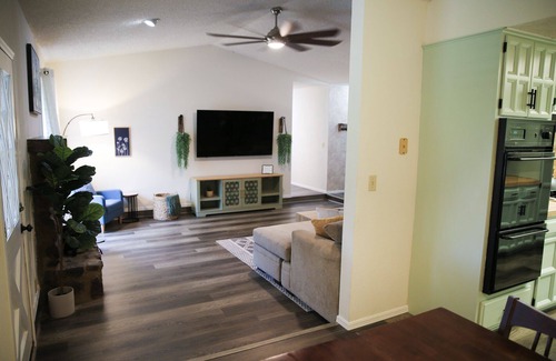 Broken Arrow Casa | Broken Arrow Home -Cozy Design, Family Friendly