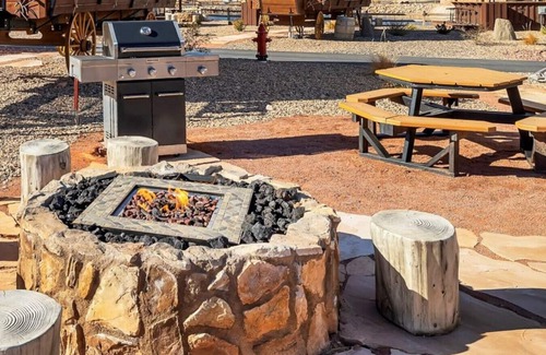 Virgin Alquiler De RV | Broken Arrow Wagon w/ 2QB, Fire Pit & BBQ