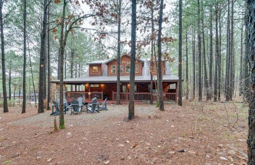Golden Casa | Broken Bow Cabin on 1 Acre with Hot Tub and Fire Pit!