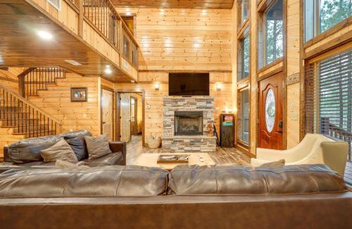 Golden Casa | Broken Bow Cabin on 1 Acre with Hot Tub and Fire Pit!