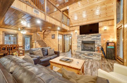 Golden Casa | Broken Bow Cabin on 1 Acre with Hot Tub and Fire Pit!