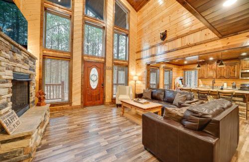 Golden Casa | Broken Bow Cabin on 1 Acre with Hot Tub and Fire Pit!