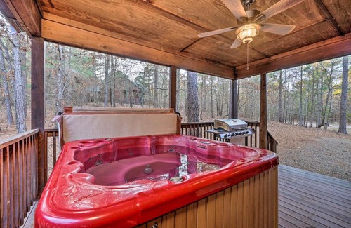 Broken Bow Casa | Broken Bow Cabin with Deck, Hot Tub and Fire Pit!