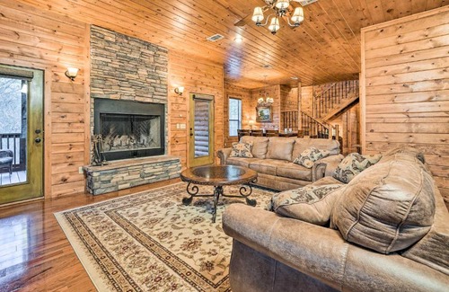 Broken Bow Casa | Broken Bow Cabin with Deck, Hot Tub and Fire Pit!