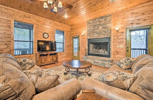 Broken Bow Casa | Broken Bow Cabin with Deck, Hot Tub and Fire Pit!