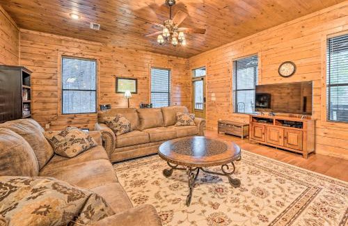 Broken Bow Casa | Broken Bow Cabin with Deck, Hot Tub and Fire Pit!