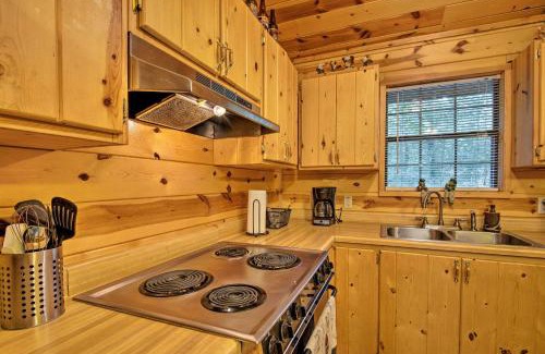 Broken Bow Casa | Broken Bow Cabin with Hot Tub, Near Hiking and Fishing