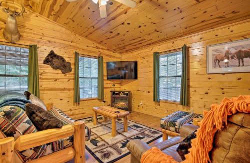 Broken Bow Casa | Broken Bow Cabin with Hot Tub, Near Hiking and Fishing