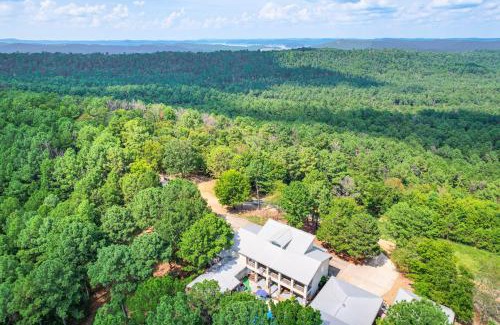 Broken Bow Casa | Broken Bow Escape with Mountain Views and Pool Access!