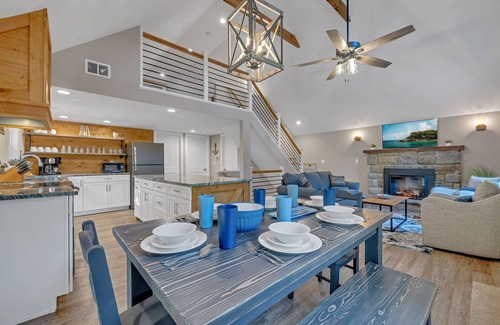 Pocono Lake Cabaña | "Broken Oar" Wi-Fi, Firepit, Deck, BBQ Grill, Close to Skiing and Water Parks