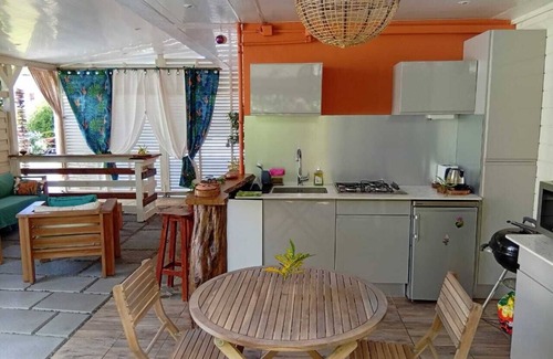 Sainte-Marie Apartamento | Bromeliads at Djo and Rosy's