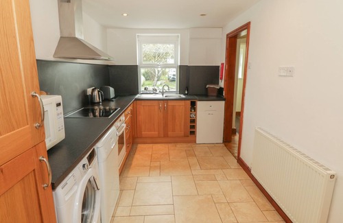 Llanfairpwllgwyngyll Cabaña | BRON GADAIR, pet friendly, character holiday cottage in Newborough