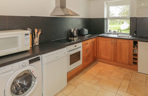 Llanfairpwllgwyngyll Cabaña | BRON GADAIR, pet friendly, character holiday cottage in Newborough