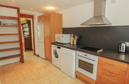Llanfairpwllgwyngyll Cabaña | BRON GADAIR, pet friendly, character holiday cottage in Newborough
