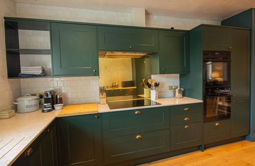 Pentrefelin Cabaña | Bron y Gadair - sleeps 8 guests in 4 bedrooms