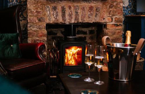 Scarborough Casa | Bronte's Rest - Detached Elegant Cottage in Historic Old Town with Garden