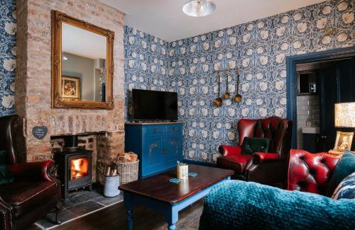 Scarborough Casa | Bronte's Rest - Detached Elegant Cottage in Historic Old Town with Garden