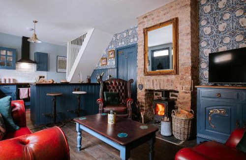 Scarborough Casa | Bronte's Rest - Detached Elegant Cottage in Historic Old Town with Garden