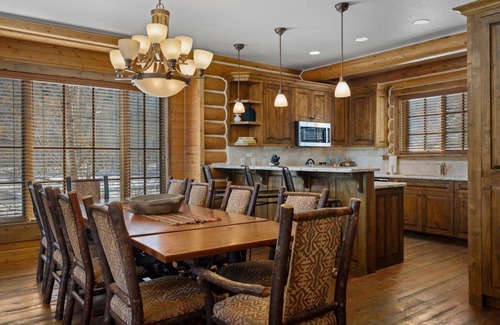 Victor Cabina | Bronze Buffalo Club Cabin enjoys private resort amenities