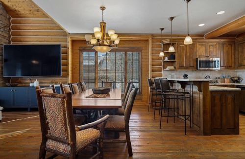 Victor Cabina | Bronze Buffalo Club Cabin enjoys private resort amenities