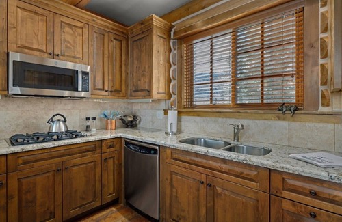 Victor Cabina | Bronze Buffalo Club Cabin enjoys private resort amenities