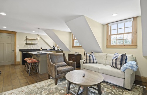West Dover Hotel | Brook Bound Inn - Main Lodge - Suite w/pullout & Kitchenette - Room 205