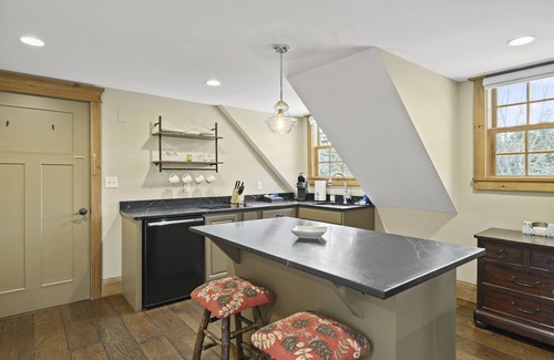 West Dover Hotel | Brook Bound Inn - Main Lodge - Suite w/pullout & Kitchenette - Room 205