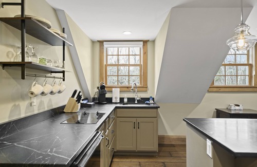 West Dover Hotel | Brook Bound Inn - Main Lodge - Suite w/pullout & Kitchenette - Room 205