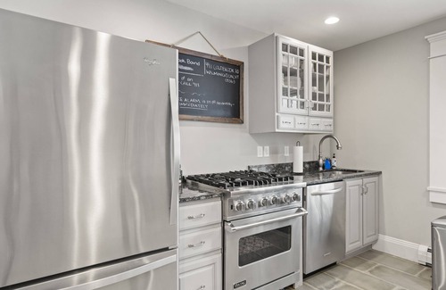 West Dover Cabina | Brook Bound Inn - Queen Bedroom - First Floor - Room 101