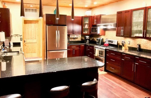Brookdale Meadows Apartamento | Lujosa cabaña privada con jacuzzi y cancha de voleibol, 4 acres