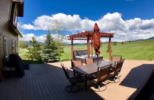 Brookdale Meadows Apartamento | Lujosa cabaña privada con jacuzzi y cancha de voleibol, 4 acres