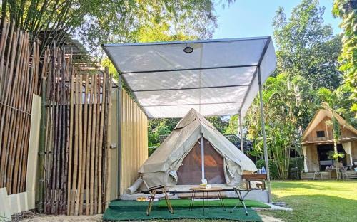 Khanong Phra Casa | Brookhouse & Glamping