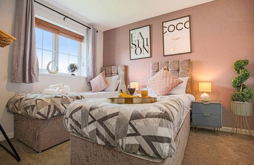 Milton Keynes Casa | 🌟Brookland House - Free Parking, SmartTV & Garden🌟