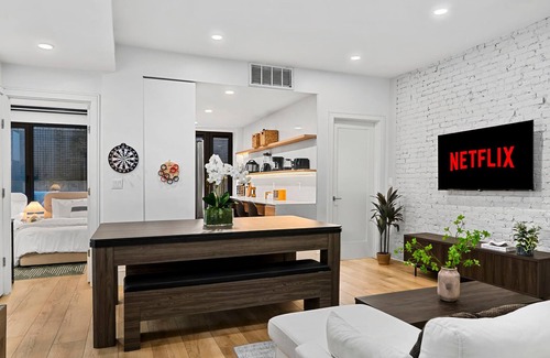 Griggs Park Apartamento | Brookline Haven | Rooftop + Deck + Game Room +T
