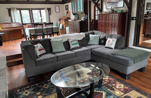 Brooklyn Casa | Brooklyn Bear Den: Charming 2-bedroom house