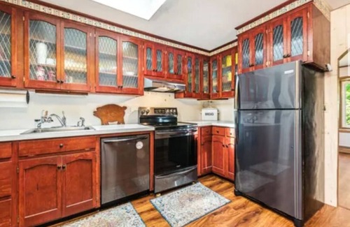 Brooklyn Casa | Brooklyn Bear Den: Charming 2-bedroom house
