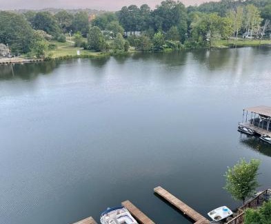 Mid America Apartamento | Brooklynn's Bay, Elegant Lakefront Condo Retreat