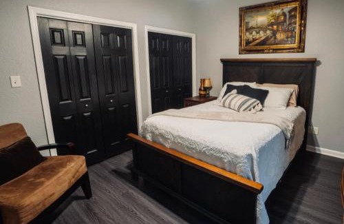 Mid America Apartamento | Brooklynn's Bay, Elegant Lakefront Condo Retreat