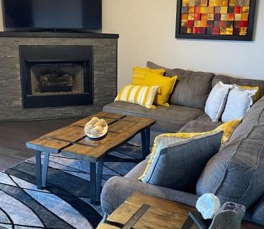 Mid America Apartamento | Brooklynn's Bay, Elegant Lakefront Condo Retreat